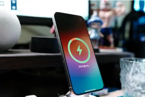 南关苹果15换屏服务分享用什么充电器给iPhone15充电更好 